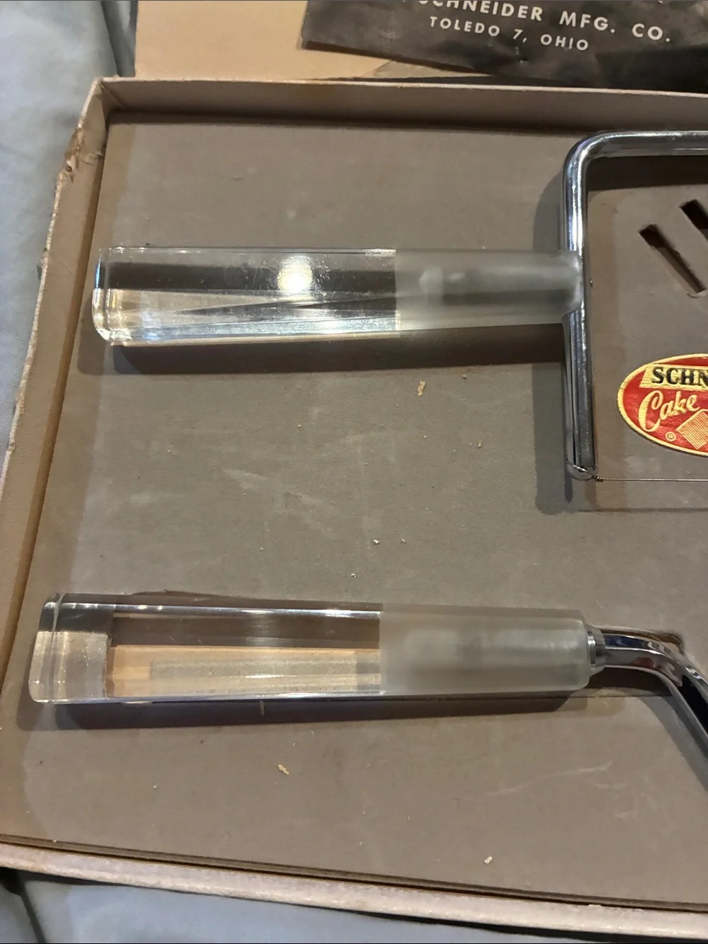 Schneider Chrome and Clear Cake Slicer with Handle Accents